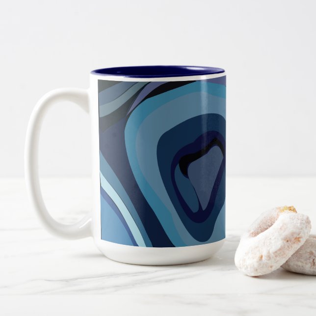 Abstrakt geometrische blaue Halbkreise Zweifarbige Tasse (Mit Donut)