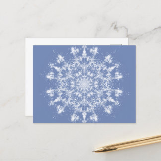 Abstrakt Lacy Fraktal Snowflake auf blauem Hinterg Feiertagspostkarte