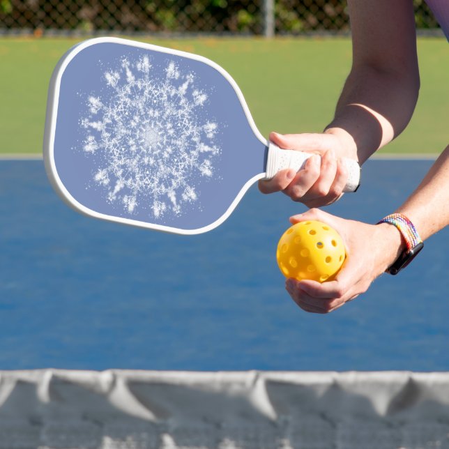 Abstrakt Lacy Fraktal Snowflake auf blauem Hinterg Pickleball Schläger (InSitu)