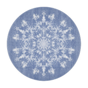 Abstrakt Lacy Fraktal Snowflake auf blauem Hinterg Schneidebrett