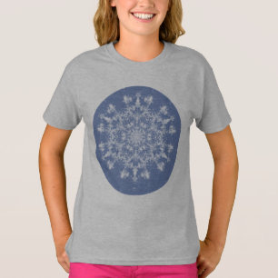 Abstrakt Lacy Fraktal Snowflake auf blauem Hinterg T-Shirt