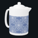 Abstrakt Lacy Fraktal Snowflake Pattern auf Blue<br><div class="desc">Dieses elegante und zarte Schneeflockenmuster aus Fraktal auf blauer Umgebung mit einem zarten, abstrakten, modernen Look wird gerade noch rechtzeitig für die Ferien angeboten. Dieses wunderschöne Snowflake-Musterdesign eignet sich sowohl für Urlaubs- und Wohngestaltungen-Mode als auch für das perfekte Geschenk. Es gibt auch eine Single-Version dieses eleganten Snowflake-Designs, also vergewissern Sie...</div>