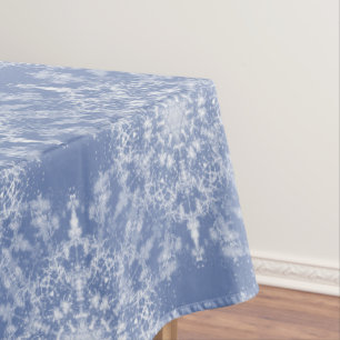 Abstrakt Lacy Fraktal Snowflake Pattern auf Blue Tischdecke