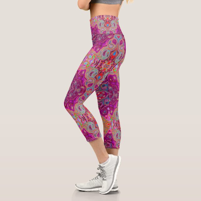 Abstrakt Magenta Pink, Blau und Rot Groovtern Must Capri Leggings (Links)