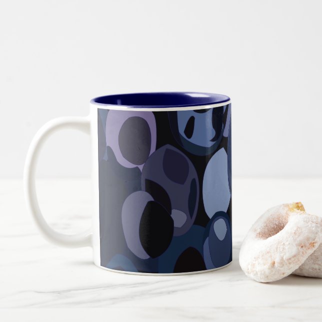 Abstrakt Moderne Blaubeere Zweifarbige Tasse (Mit Donut)