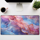 Abstrakt rosa Lila und Gold Personalisiert Schreibtischunterlage<br><div class="desc">Entspannen Sie in diesem personalisierten Schreibtischmatte mit einem faszinierenden abstrakten Design in lebhaften rosa und beruhigenden lila Farbtönen, die mit einer luxuriösen Goldfolie besticht. Die dynamischen Formen und Kontrastfarben schaffen eine visuell atemberaubende und inspirierend Kulisse für Ihre Arbeit. Machen Sie es wahrhaft, indem Sie Ihren Namen oder ein motivierend Zitat...</div>