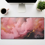 Abstrakt rosa Schwarz und Gold Personalisiert Schreibtischunterlage<br><div class="desc">Freuen Sie sich auf die personalisierte Schreibtischmatte mit einem beeindruckenden abstrakten Design in lebhaften rosa und luxuriösen Goldtönen. Die fett gedruckten schwarzen Akzente fügen eine Touch Drama hinzu, während die anpassbare Option Ihnen erlaubt, Ihren Namen oder ein motivierend Zitat hinzuzufügen. Die glatte Oberfläche bietet eine komfortable Basis für Maus und...</div>