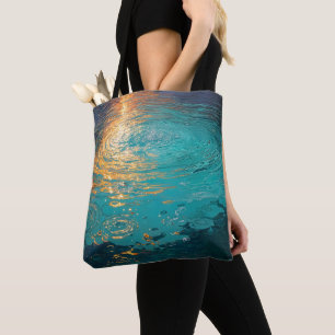 Abstrakte Aqua-Wellen mit goldenem Sonnenlicht
