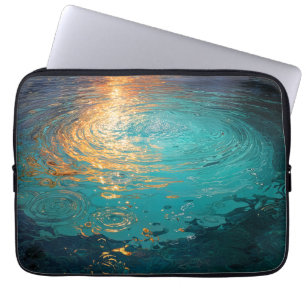 Abstrakte Aqua-Wellen mit goldenem Sonnenlicht Laptopschutzhülle