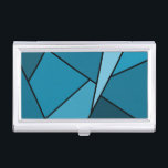 Abstrakte Aquamarine Polygonen Visitenkarten Etui<br><div class="desc">Inspiriert durch Buntglas, enthält dieses stilvolle geometrische Design Polygone in verschiedenen Farbtönen aquamarin in schwarz umrissen. Ein blass-grün-blaues Dreieck schlägt von oben rechts ein, mit einer Reihe zunehmend dunklerer aquamariner Quadrangles und anderer Formen, die sich von Licht zu Dunkel bewegen. Zwei dunkelgrün-blaue Formen bilden die links Seite des Originaldesigns. Digitales...</div>