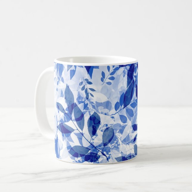 Abstrakte Blätter in Blau und Weiß Kaffeetasse (Vorderseite Links)