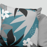 Abstrakte botanische Kunst | Türkis & Grau Kissen<br><div class="desc">Moderne Kissen mit abstraktem botanischem Design in einer türkisfarbenen und grauen Farbpalette mit schwarz-weißen Akzenten. Diese abstrakte Komposition baut im Memphis-Stil auf Kombinationen aus Bio Blätter und Blume auf, die sich überlagern und zu einem stilvollen Bio botanischen Muster zusammenfügen. Die grauen Designelemente mit Schwarz-Weiß-Akzenten ergänzen den türkisblauen Hintergrund. Ein modernes...</div>