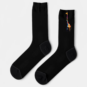 Abstrakte farbige Giraffe auf schwarzen Socken