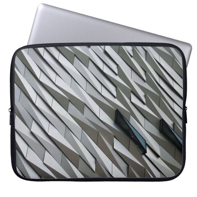 Abstrakte Formen auf einer Gebäude-Fassade bei Laptopschutzhülle (Vorderseite)