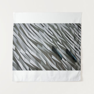 Abstrakte Formen auf einer Gebäude-Fassade bei Wandteppich