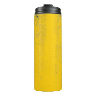 Abstrakte gelbe Zementstruktur und b Thermosbecher