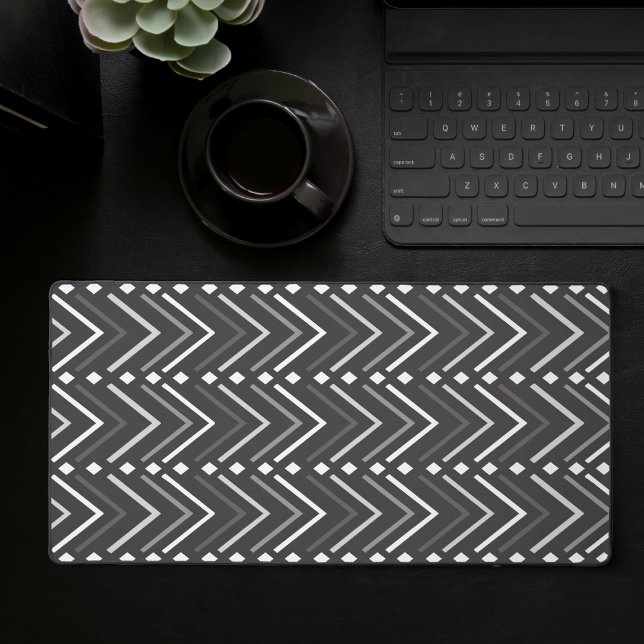 Abstrakte geometrische Gaming-Schreibtischmatte in Schreibtischunterlage (Large desk mat with black and white abstract geometric pattern, full desk mouse pad)