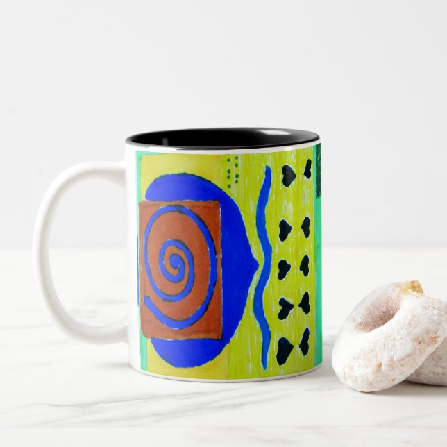 Abstrakte geometrische leuchtende blaue Formen Zweifarbige Tasse (Mit Donut)