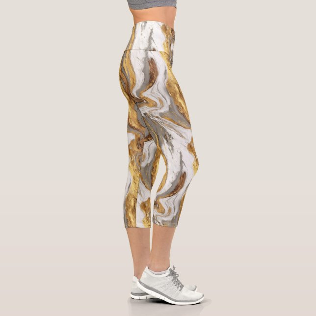 Abstrakte graue Marmortextur mit fließendem Gold Capri Leggings (Rechts)
