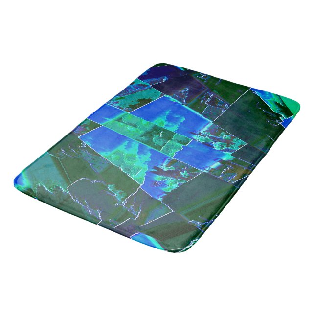 Abstrakte grüne Weideflächen und blauer Himmel, ei Badematte (Schrägansicht)