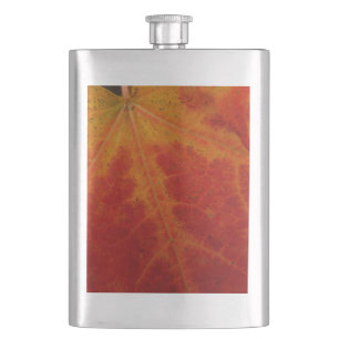 Abstrakte Herbst-Naturfotografie mit rotem Ahornbl Flachmann