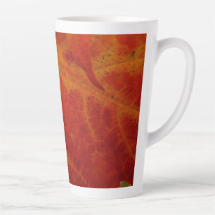 Abstrakte Herbst-Naturfotografie mit rotem Ahornbl Milchtasse