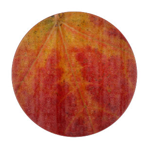 Abstrakte Herbst-Naturfotografie mit rotem Ahornbl Schneidebrett
