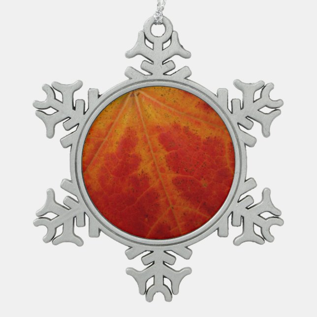 Abstrakte Herbstfotografie aus dem Ahornleaf Schneeflocken Zinn-Ornament (Vorderseite)