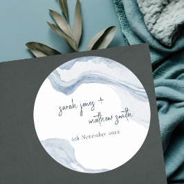 Abstrakte Hochzeit am Strand von Blue Coastal Runder Aufkleber