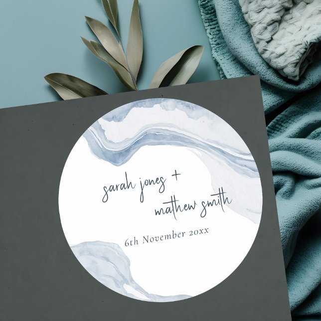 Abstrakte Hochzeit am Strand von Blue Coastal Runder Aufkleber (Von Creator hochgeladen)