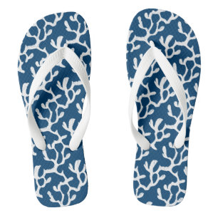 Abstrakte Korallenwiederholmuster in Blau und Weiß Flip Flops