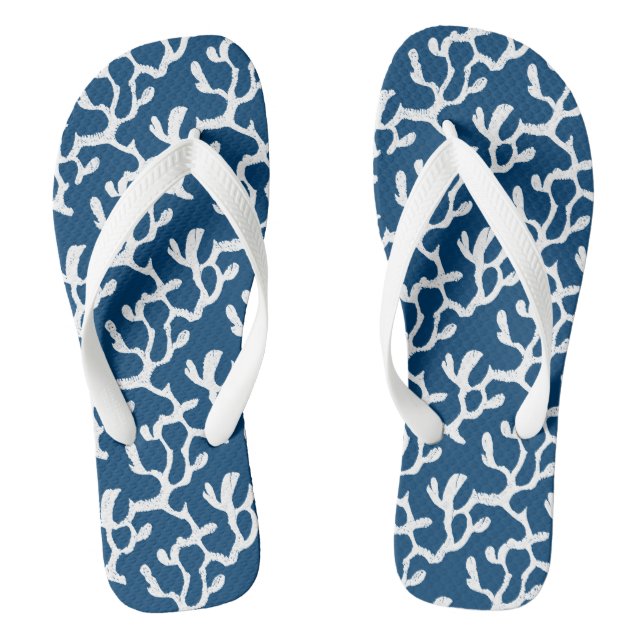Abstrakte Korallenwiederholmuster in Blau und Weiß Flip Flops (Fußbett)