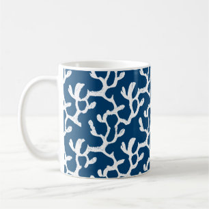 Abstrakte Korallenwiederholmuster in Blau und Weiß Kaffeetasse