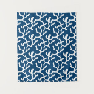 Abstrakte Korallenwiederholmuster in Blau und Weiß Wandteppich