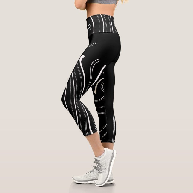 Abstrakte Kunst Schwarz-weiße Linien Twirt Minimal Capri Leggings (Links)