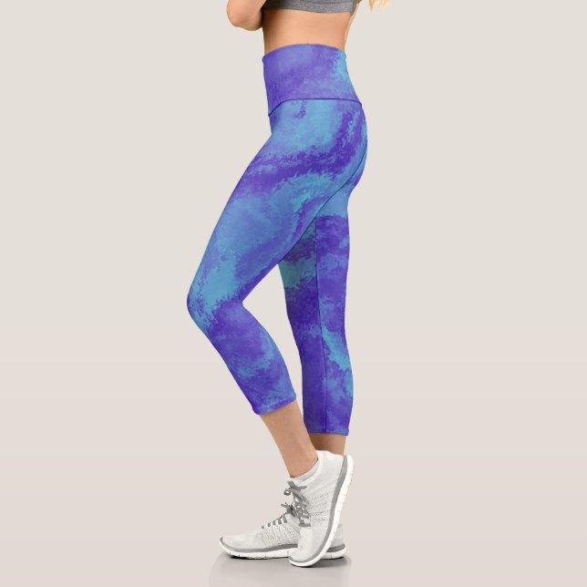 Abstrakte Lila Blaue Diffusion Capri Leggings (Links)