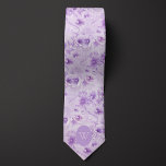 Abstrakte Lila Floral Monogramm Krawatte<br><div class="desc">Machen Sie mit unserer Abstrakten Lila Floral Monogram Neck Tie eine kühne Aussage. Die einzigartige Kombination aus abstraktem Design und lila Eleganz ist perfekt für eine moderne Hochzeit. Entdecken Sie unsere passenden Socken,  um Ihr Aussehen zu vervollständigen.</div>