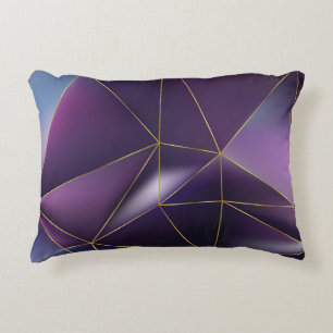 Abstrakte lila geometrische Anordnung mit goldenen Dekokissen