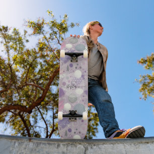 Abstrakte Lila Kreise mit Farbstreifen Skateboard