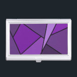 Abstrakte Lila Polygonen Visitenkarten Etui<br><div class="desc">Inspiriert durch Buntglas, enthält dieses stilvolle geometrische Design Polygone in verschiedenen Farbtönen lila in schwarz umrissen. Ein Lavendeldreieck schlüpft von oben rechts ein, mit einer Reihe zunehmend dunklerer lila Quadrangles und anderer Formen, die sich von Licht zu Dunkel bewegen. Zwei dunkle lila Formen bilden die links Seite des originalen Designs....</div>