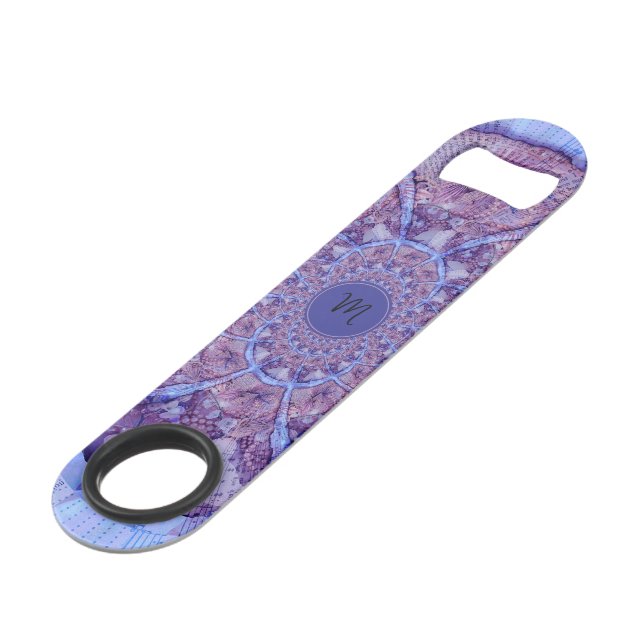 Abstrakte Lila Psychedelic Boho Art Monogram Speedflaschenöffner (Rückseite Schrägansicht)