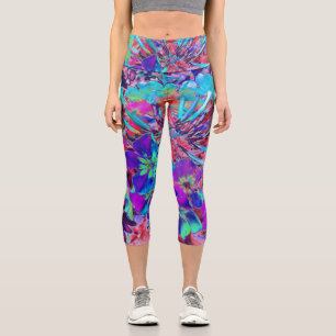 Abstrakte lila und blaue blühende Blume Capri Leggings