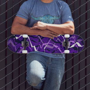 Abstrakte Lila Welle Skateboard