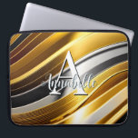 Abstrakte moderne Gold Silver & Bronze Waves Laptopschutzhülle<br><div class="desc">Dieses moderne, abstrakte Laptop-Sleeve-Design ist auffallend und macht mit seinen Wellen aus Gold, Bronze und Silber-Imitaten aus Metall eine wahre Aussage. Lebhaft und atemberaubend. Fügen Sie einen Namen und eine Initiale, um ihn zu personalisieren. Erstellt von der einfachen Farmhouse Press.</div>