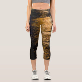 Abstrakte Nachtlichter Meeresspiegelung glänzender Capri Leggings