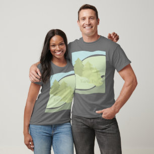 Abstrakte Naturlandschaft mit Tannen und Himmel T-Shirt