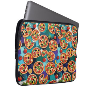 Abstrakte Pepperoni Pizza auf blauem Hintergrund Laptopschutzhülle