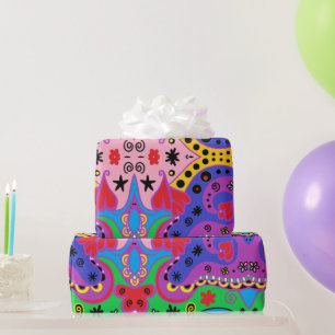 Abstrakte rote Herzen auf Rosa Geschenkpapier