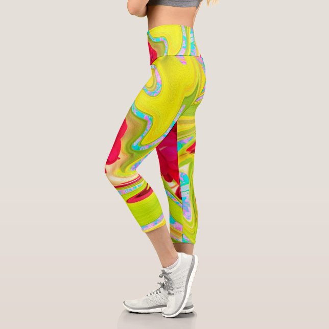 Abstrakte Rote Rose auf Gelb und Aqua Swirl Capri Leggings (Links)