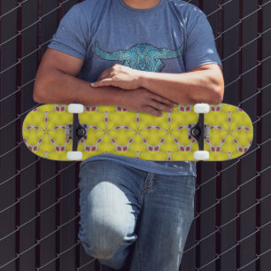 Abstrakte rote und weiße Sterne auf Gelb Skateboard